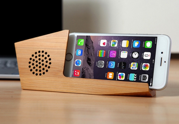 wooden speaker Natural wooden stand loudspeaker Mobile phone horizontally watching speaker